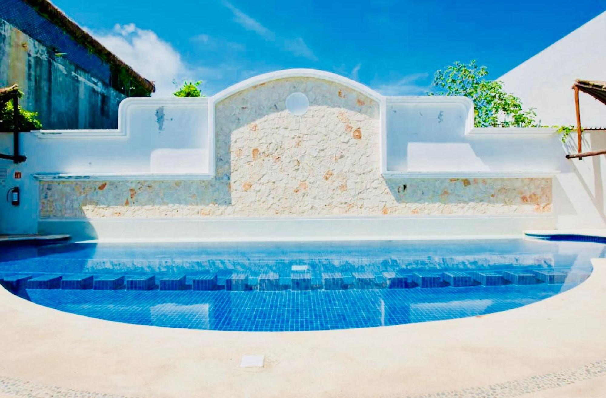 Deluxe Budget Balcony With Swimming Pool Air Conditioning And Parking Pensión