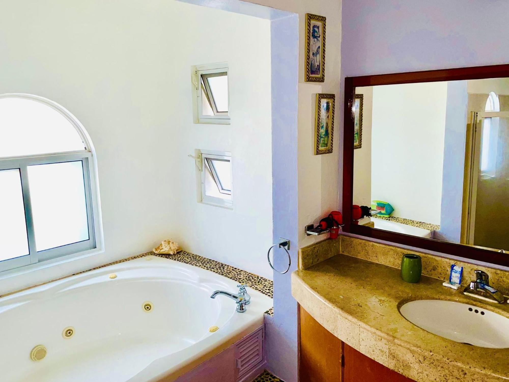 Deluxe Budget Balcony With Swimming Pool Air Conditioning And Parking Pensión