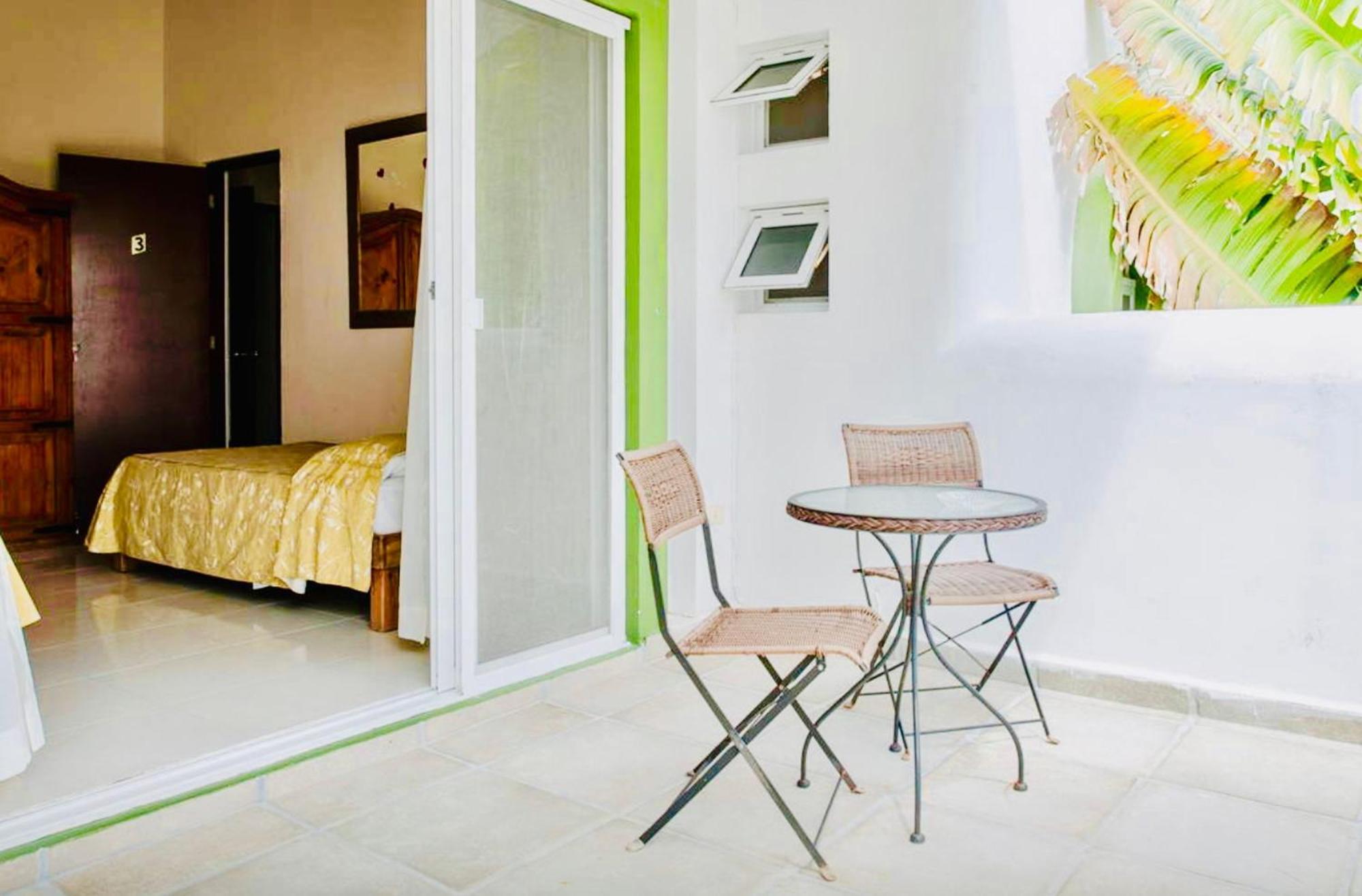 Deluxe Budget Balcony With Swimming Pool Air Conditioning And Parking Pensión Playa del Carmen