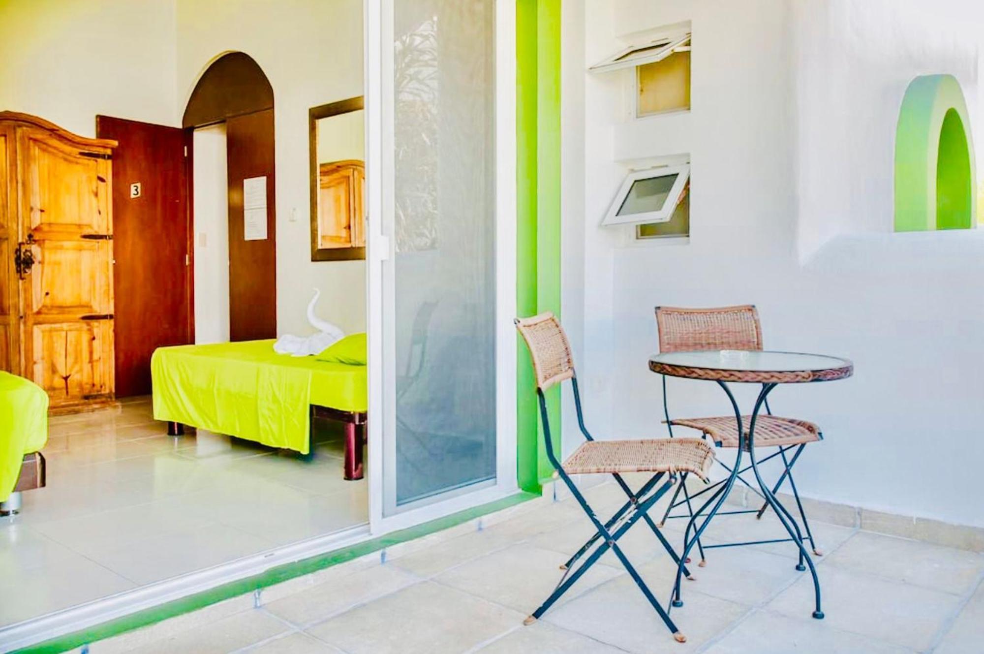 Deluxe Budget Balcony With Swimming Pool Air Conditioning And Parking Pensión 3*
