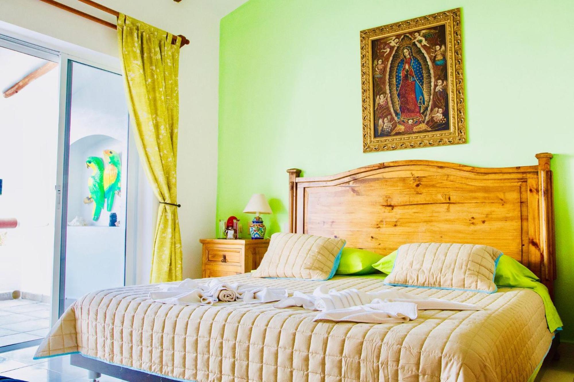 Deluxe Budget Balcony With Swimming Pool Air Conditioning And Parking Pensión
