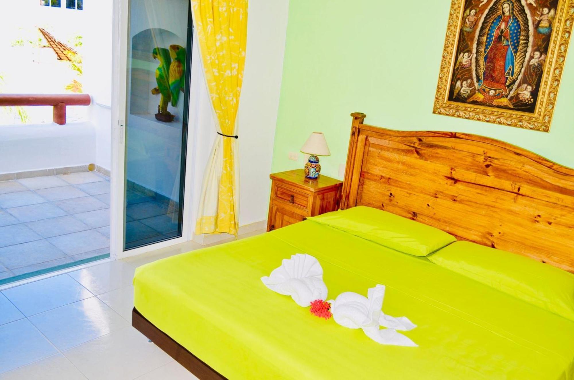 Pensión Deluxe Budget Balcony With Swimming Pool Air Conditioning And Parking