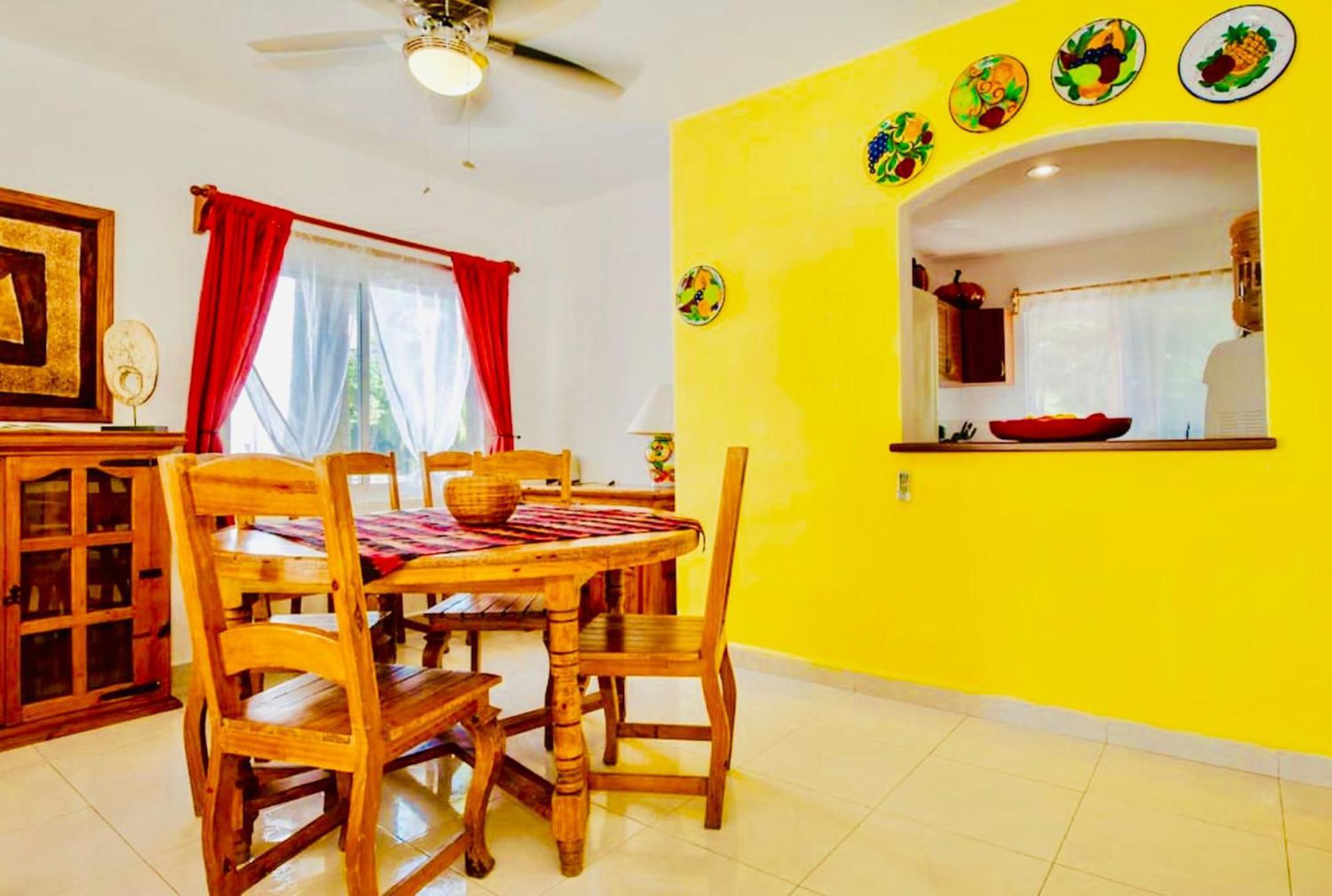 Deluxe Budget Balcony With Swimming Pool Air Conditioning And Parking Pensión Playa del Carmen