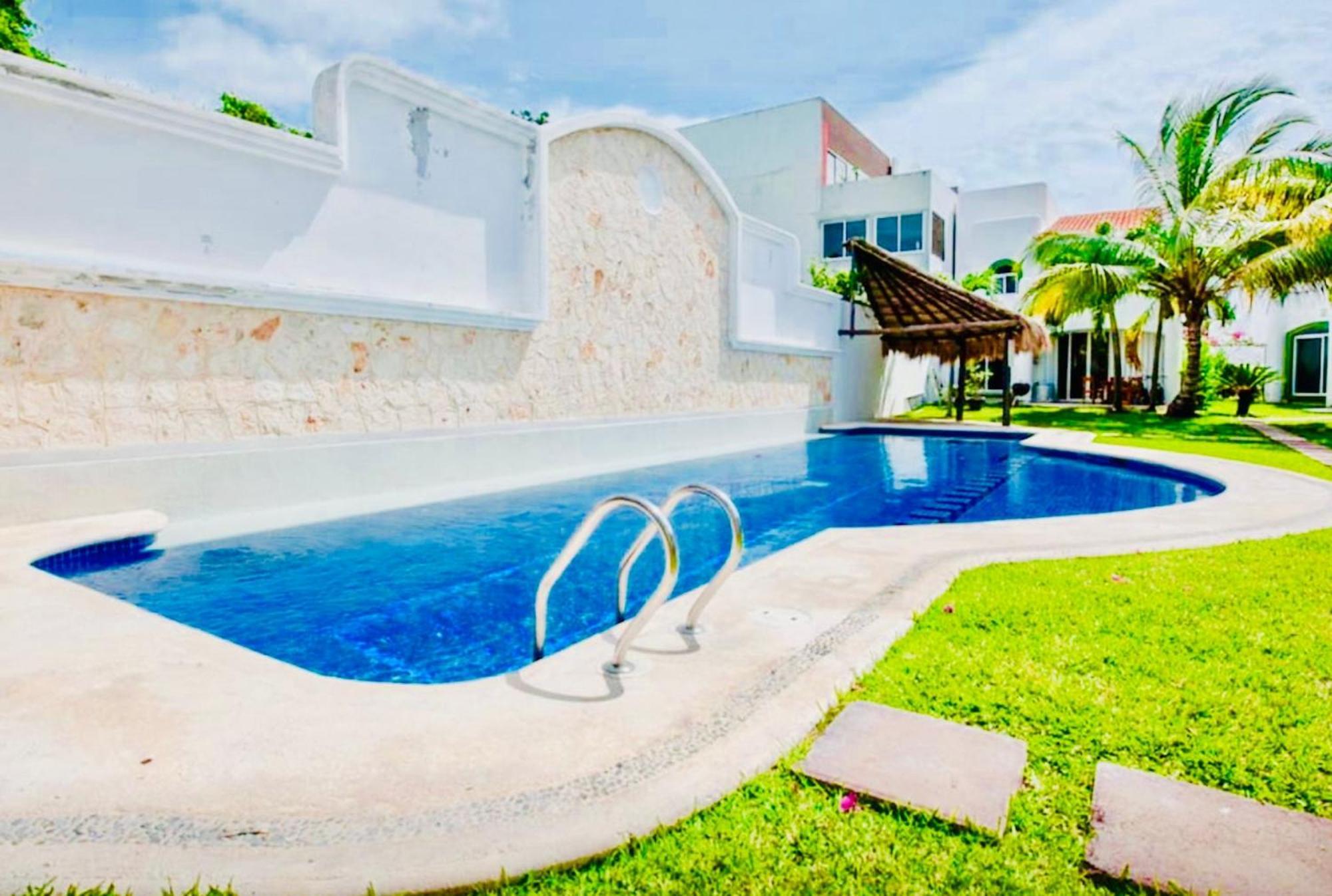 Pensión Deluxe Budget Balcony With Swimming Pool Air Conditioning And Parking