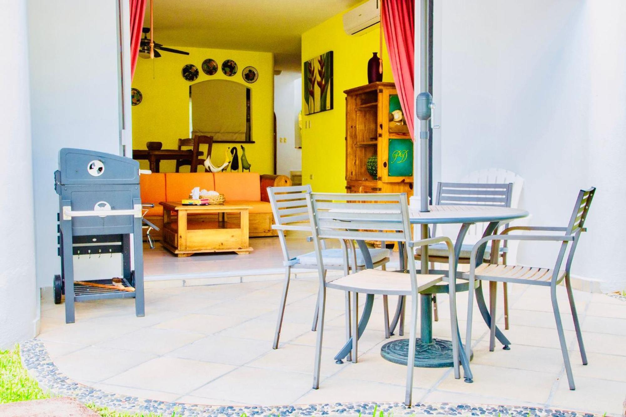 Deluxe Budget Balcony With Swimming Pool Air Conditioning And Parking Pensión 3*