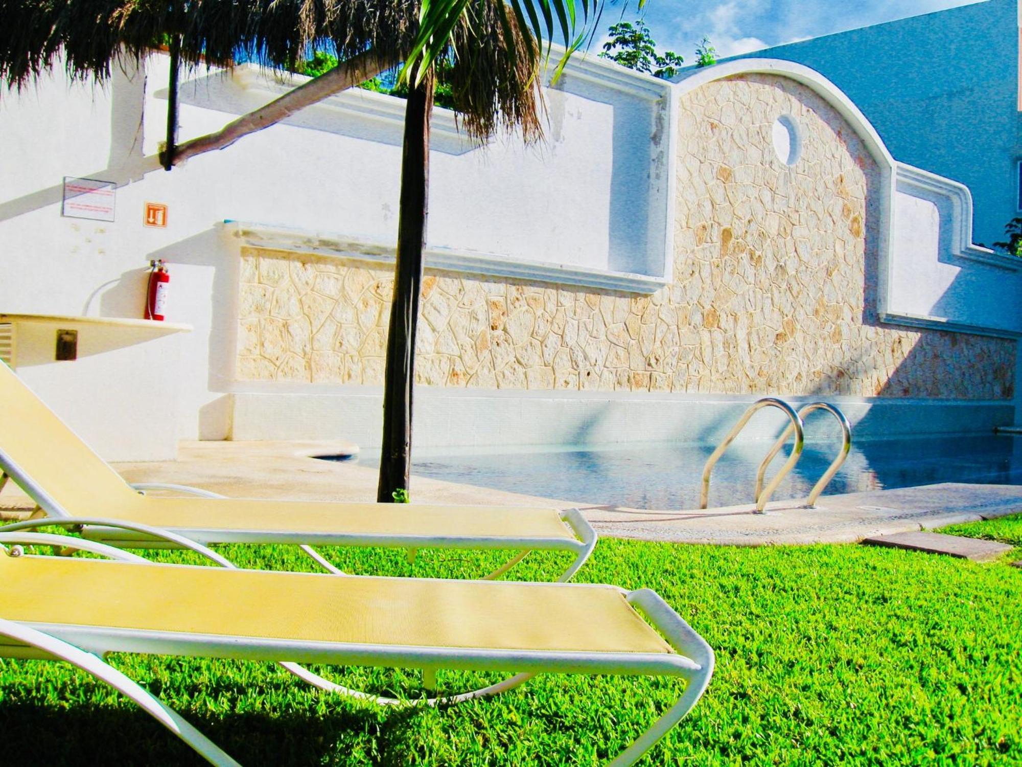 Pensión Deluxe Budget Balcony With Swimming Pool Air Conditioning And Parking Playa del Carmen