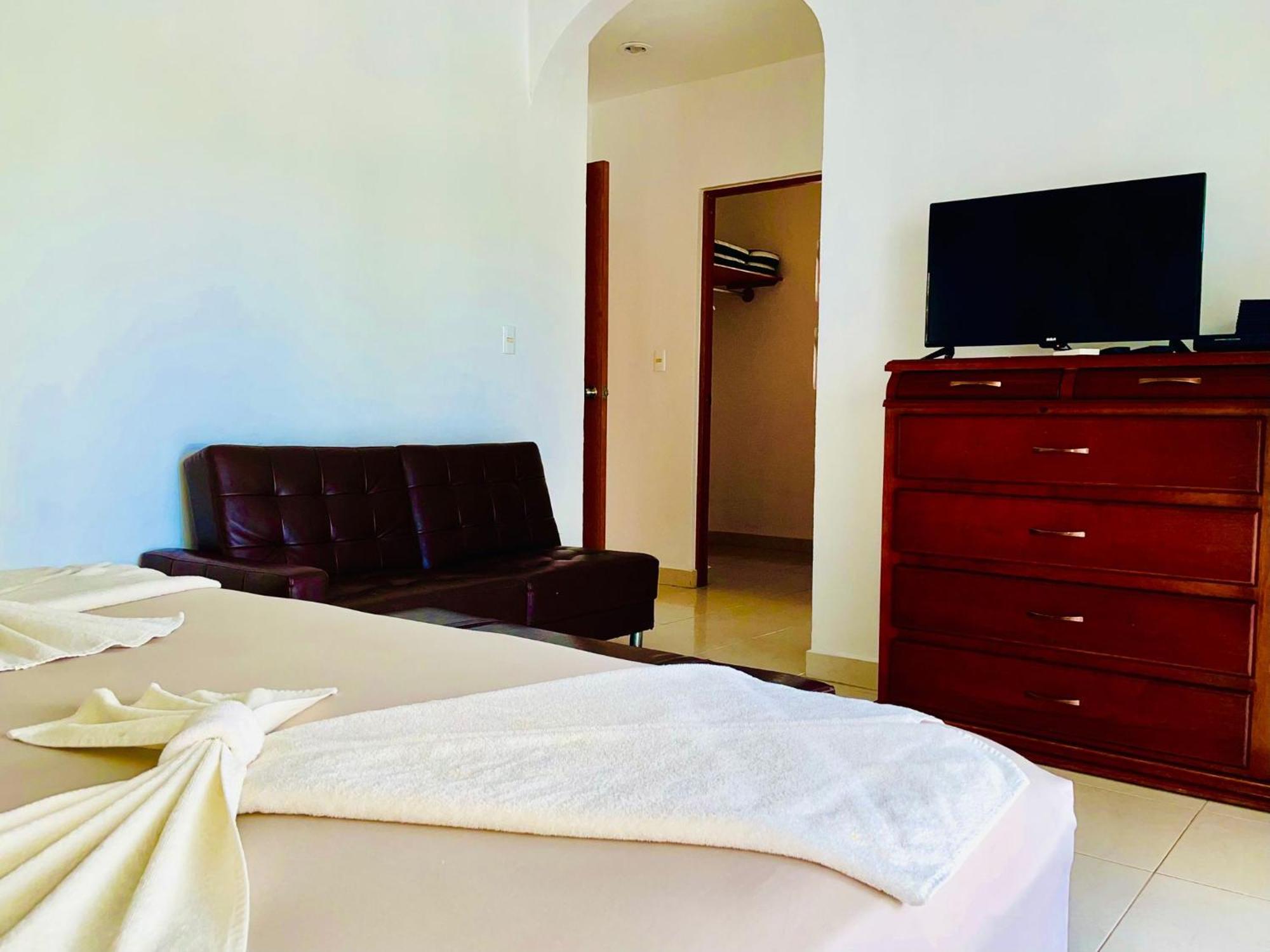 Deluxe Budget Balcony With Swimming Pool Air Conditioning And Parking Pensión 3*