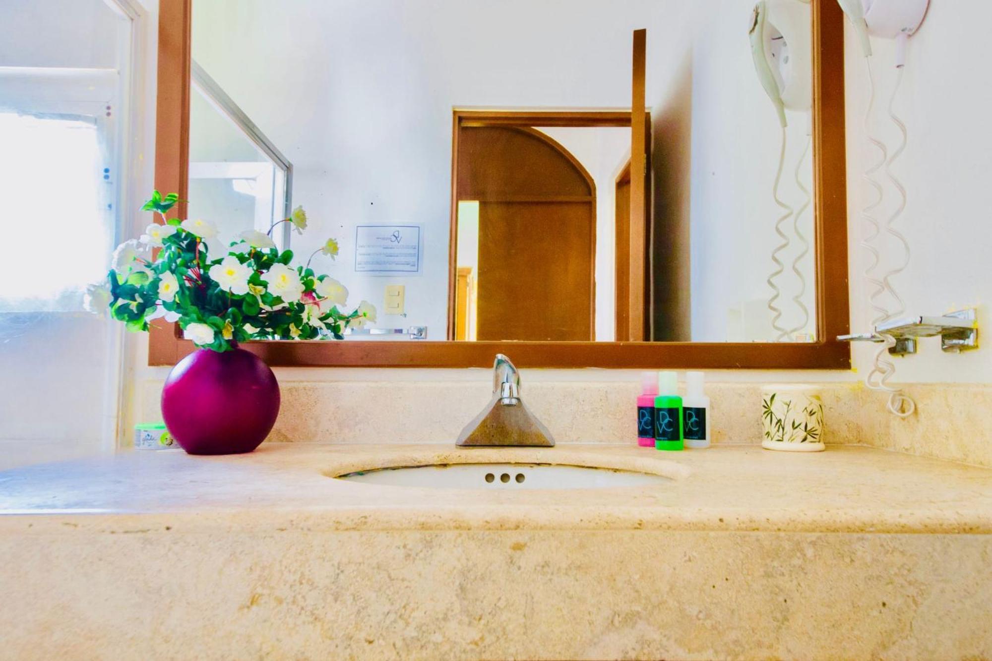 Pensión Deluxe Budget Balcony With Swimming Pool Air Conditioning And Parking Playa del Carmen