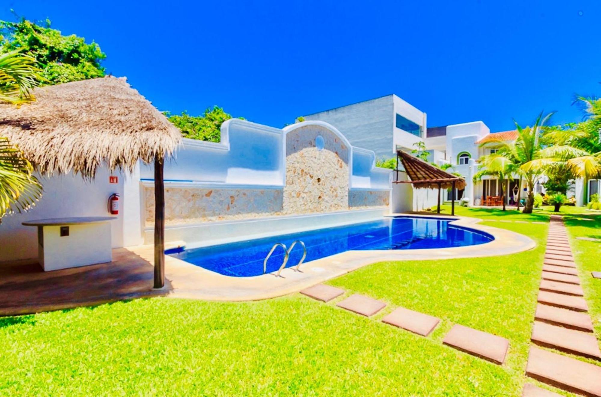Deluxe Budget Balcony With Swimming Pool Air Conditioning And Parking Pensión