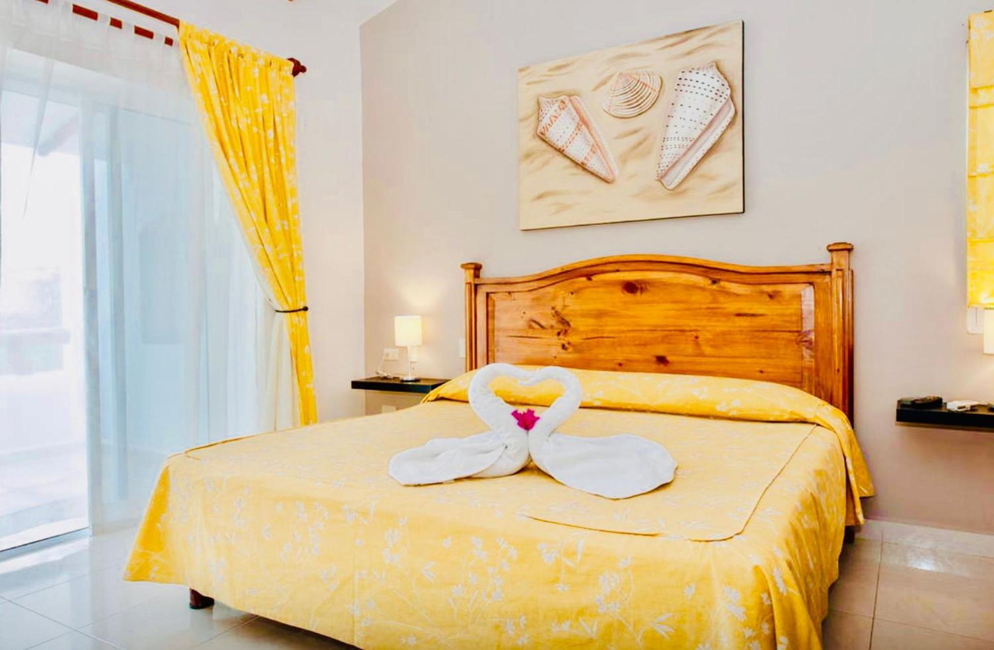 Pensión Deluxe Budget Balcony With Swimming Pool Air Conditioning And Parking